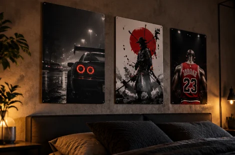 Composição de três quadros metálicos personalizados em um quarto